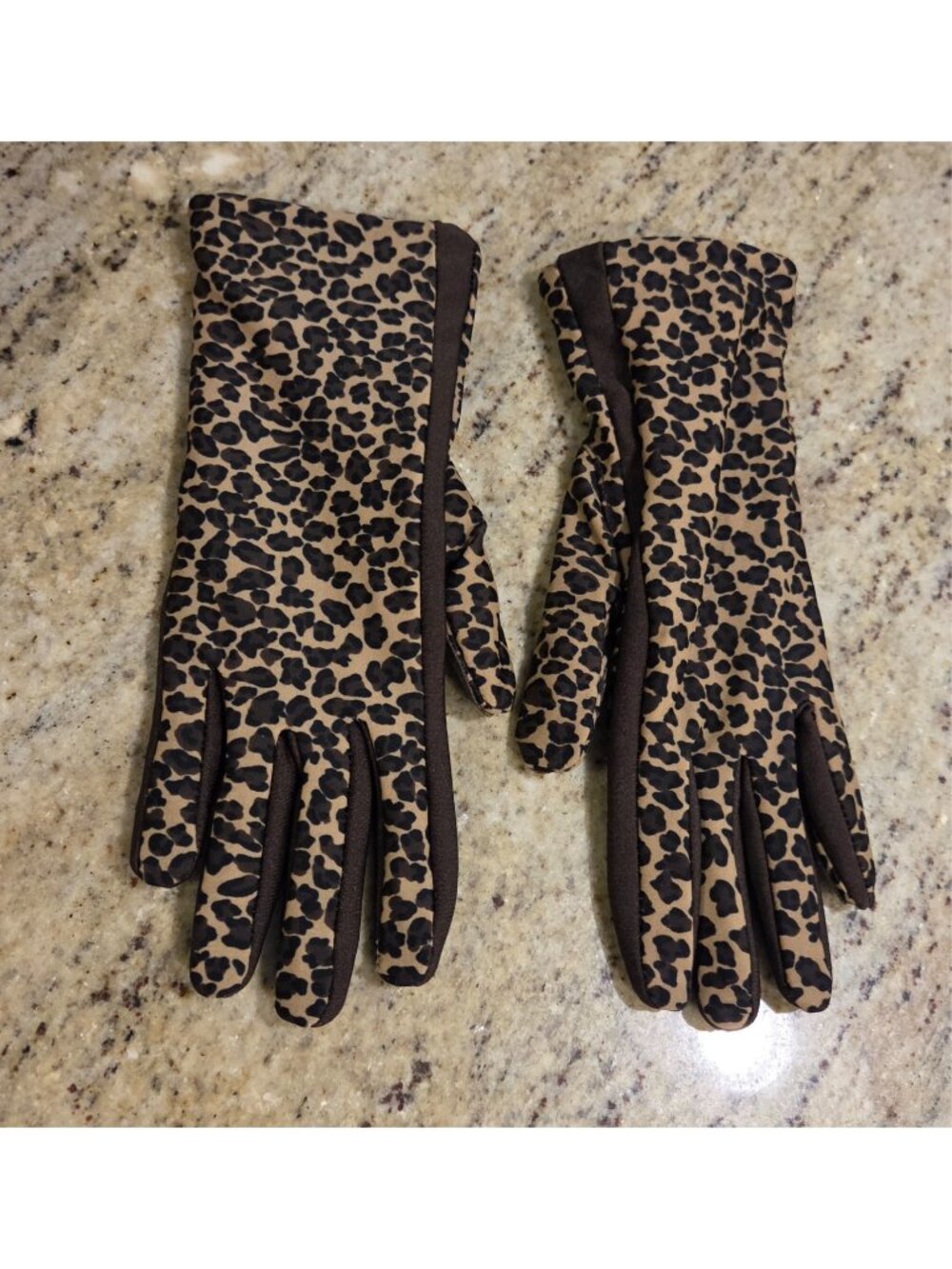 Isotoner Womens One Size Cheetah Leopard Animal Stretch Gloves Grip Palm